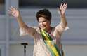 Após colocar a faixa de presidente em reeleição, Dilma Rousseff acena para plateia nesta quinta-feira
