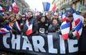 Franceses carregam bandeira do país e faixas em homenagem às vítimas do ataque
