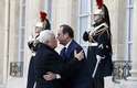 O presidente palestino, Mahmoud Abbas, é recepcionado pelo colega François Hollande na sua chegada ao Palácio do Eliseu