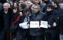 Familiares de vítima carregam cartaz "Eu sou Michael Saada" durante a marcha em Paris