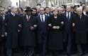 Ao todo, 40 líderes mundiais perfilam com os braços entrelaçados em passeata em Paris, em torno do presidente francês, François Hollande