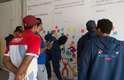Atletas venezuelanos escrevem em parede de desejos