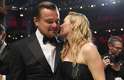DiCaprio ganha Oscar e comemora com Kate Winslet