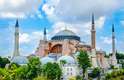 Hagia Sophia - Localizada em Istambul, na Turquia, a Hagia Sophia é um dos principais exemplos de arquitetura dos impérios otomanos e bizantinos. O atual prédio começou a ser construído em 523 e levou cinco anos para ser concluído. Ela já serviu como catedral ortodoxa, católica e mesquita, mas desde 1935 é um museu