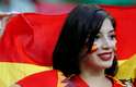 Torcedora espanhola ergue a bandeira da sua nação durante o jogo entre Espanha e Irã, pelo Grupo B