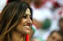 Torcedora iraniana sorri durante o jogo entre Espanha e Irã pelo Grupo B da Copa