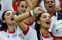 Torcedoras iranianas gritam em jogo do Irã contra a Espanha pelo Grupo B da Copa
