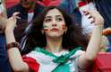 Torcedora iraniana aparece pintada e com a bandeira de sua nação pendurada no pescoço na partida Irã x Espanha pelo Grupo B da Copa