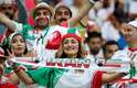 Torcedores do Irã mostram sua animação na arquibancada da Arena Kazan, em jogo contra a Espanha, pelo Grupo B da Copa