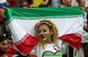 Torcedora iraniana com a bandeira de sua nação pendurada no pescoço na partida Irã x Espanha pelo Grupo B da Copa