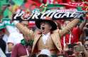 Torcedor de Portugal ergue uma faixa da seleção lusitana durante a partida Portugal x Marrocos pelo Grupo B da Copa