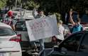 Homem protesta contra Bolsonaro com número de mortes na pandemia e entra em choque com apoiadores do governo