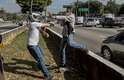 Homem protesta contra Bolsonaro com número de mortes na pandemia e entra em choque com apoiadores do governo