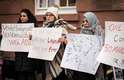 Mulheres protestam contra Raslan em porta de tribunal