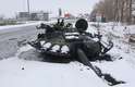 Dia 26/2 - Um tanque destruído é visto pelas ruas da cidade ucraniana de Kharkiv