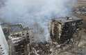 Dia 3/3 - Vista aérea de um prédio residencial destruído em região próxima a capital Kiev