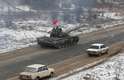 Dia 5/3 - Tanque militar é visto na cidade de Donetsk, na fronteira com a Rússia