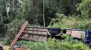Ônibus capota e deixa sete mortos e 15 feridos em Minas Gerais