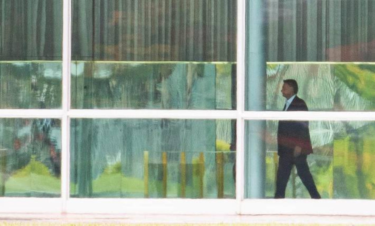 O presidente Jair Bolsonaro se mantém em silêncio horas após a derrota para o ex-presidente Luiz Inácio Lula da Silva.