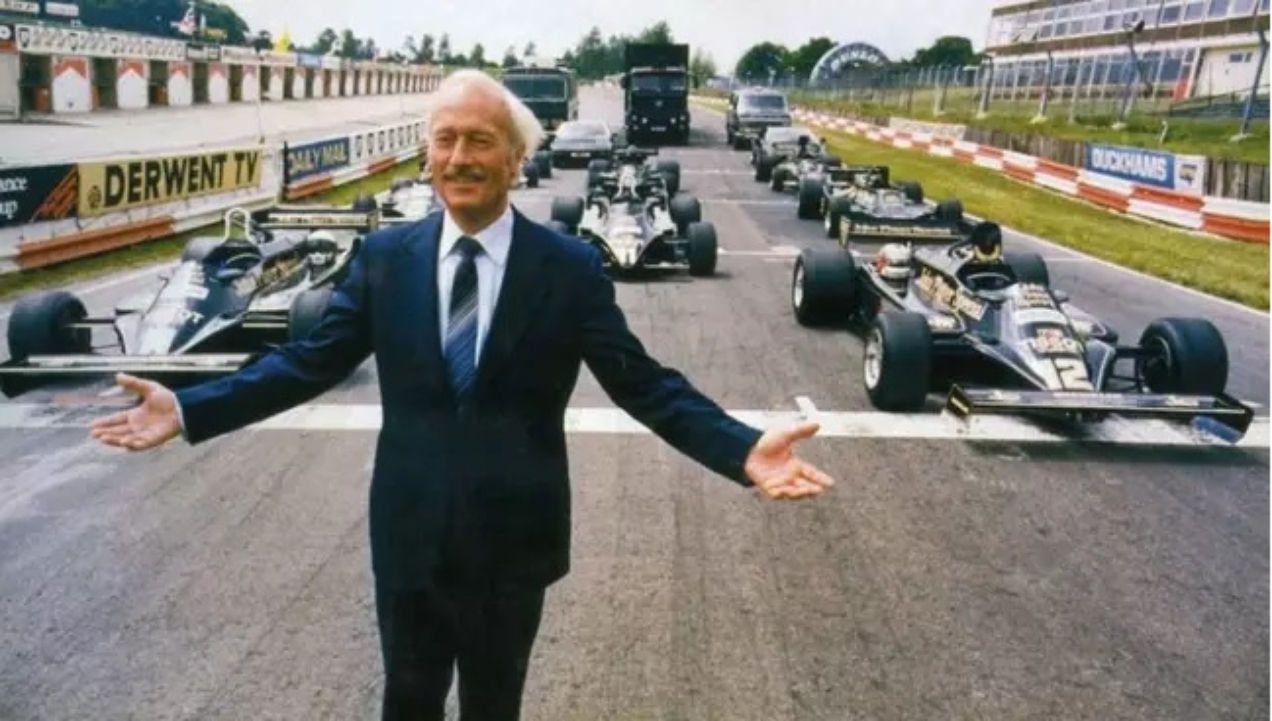 Colin Chapman diante de v&aacute;rias de suas cria&ccedil;&otilde;es: um genio que marcou a F1