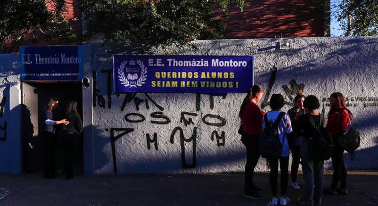 Escola Estadual Thomazia Montoro, em São Paulo, que foi alvo de um ataque em abril. Na porta da escola, dias após o ocorrido, o governador Tarcísio de Freitas anunciou a contratação dos 550 psicólogos escolares em coletiva de imprensa.