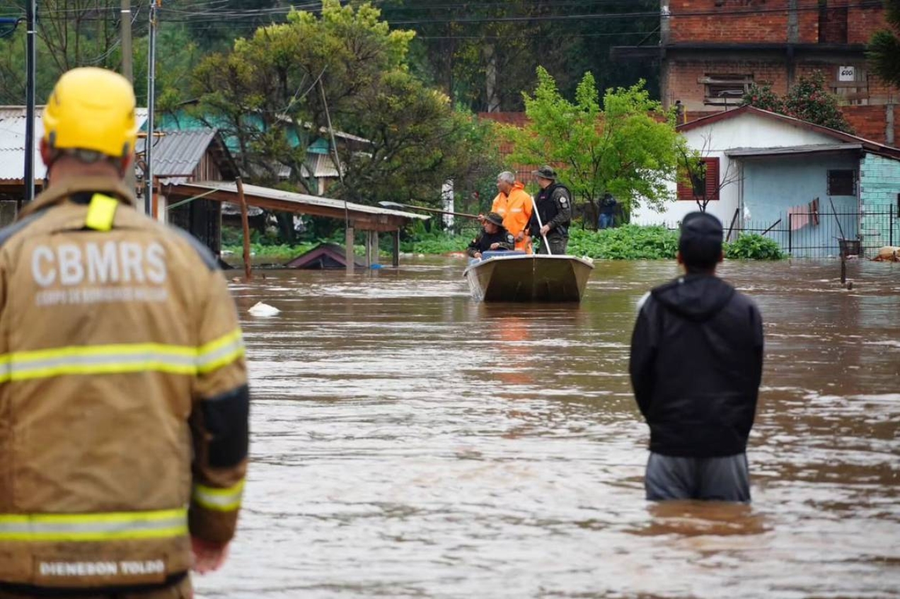 Chuvas fortes causam mortes, estragos, enchente e deixa centenas de pessoas desabrigadas em Passo Fundo, no Rio Grande do Sul, em setembro. Cena se repete em diversas cidades do Brasil.