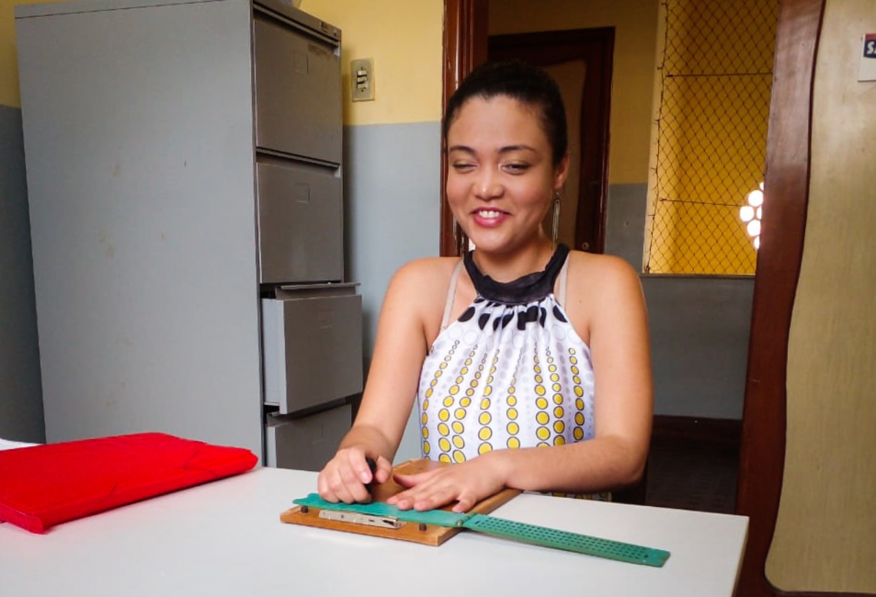 Izabel começou a aprender braille depois de ter saído da educação básica. Ela viaja de sua cidade, Brejo Grande, para Aracajú, onde tem aulas em um projeto de uma escola da rede municipal