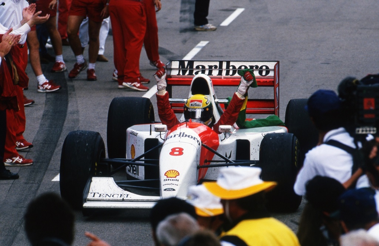 Ayrton Senna comemora a sua vitória na última corrida pela McLaren