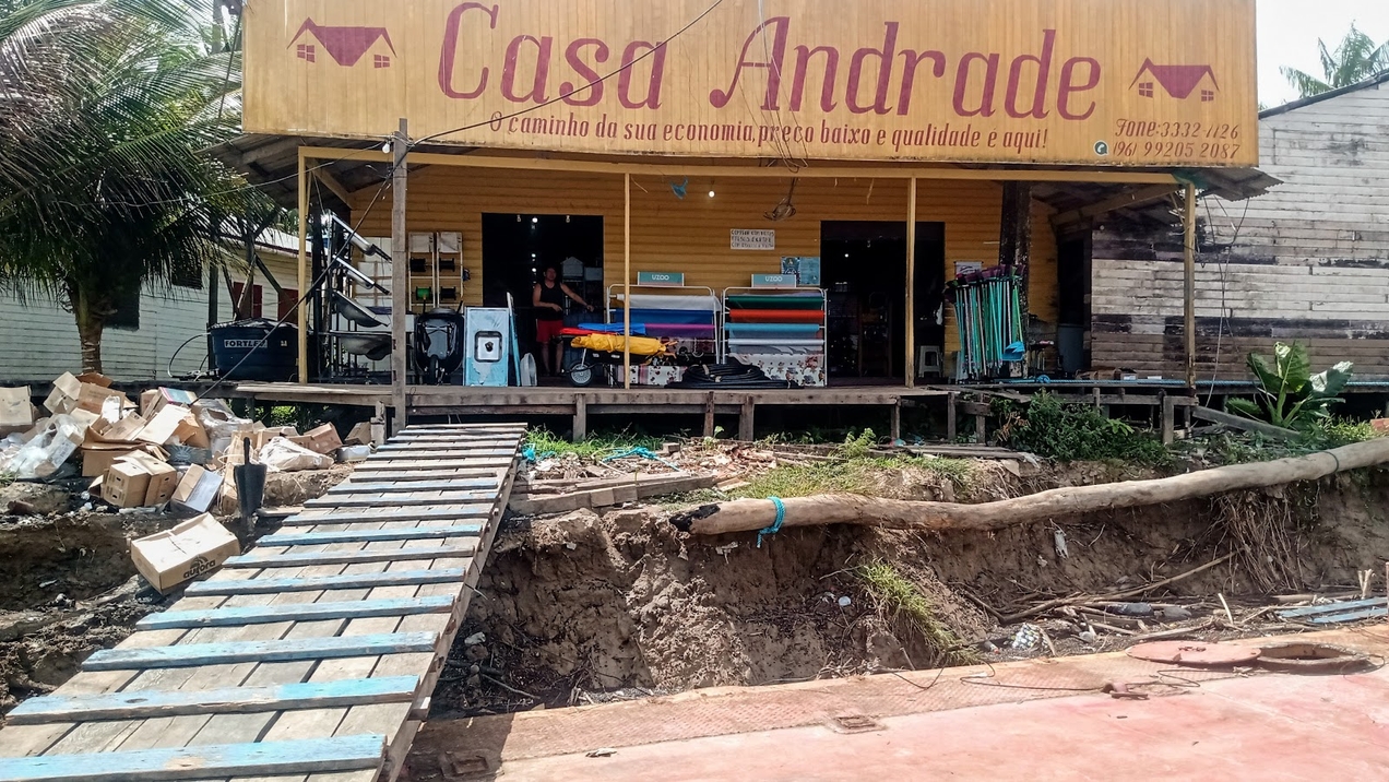 Construído em 2019, o comércio de Bruce Andrade viu a erosão corroer 50 metros do terreno em quatro anos