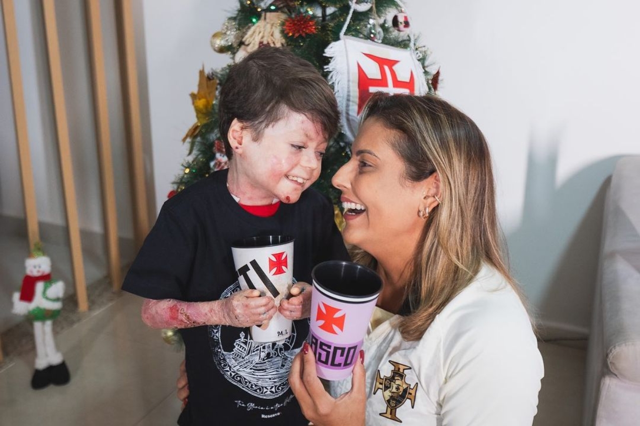 Vascaíno apaixonado, o pequeno Gui, 9 anos, virou mascote do time após vídeo do emocionante reencontro com a mãe Tayane, nutricionista