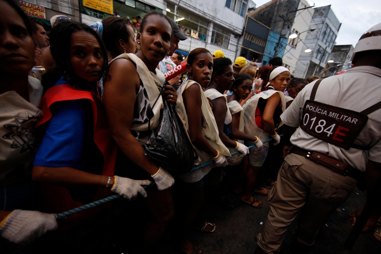 Imagem dos cordeiros, pessoas que seguram a corda dos trios elétricos, no carnaval de Salvador de 2009