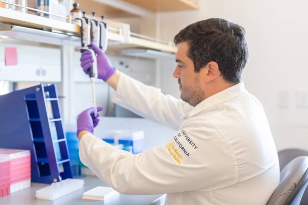 Bruno Solano pesquisa terapia gênica para tratamento de anemia falciforme no laboratório do Innovative Genomics Institute, na Califórnia 