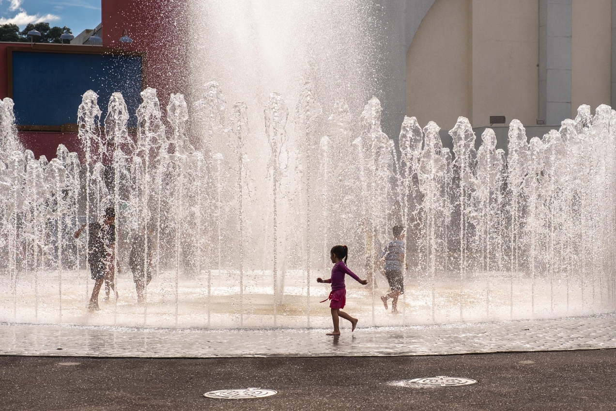 Chafariz com jatos de &aacute;gua que saem do ch&atilde;o refrescam visitantes do Hopi Hari