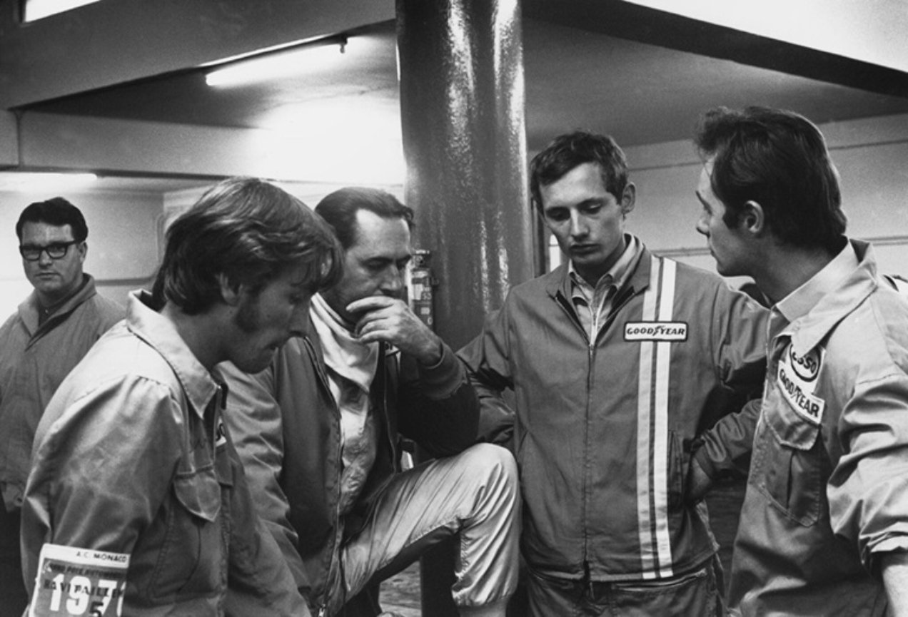 Jack Brabham e Ron Dennis em uma discussão nos boxes em um momento da temporada 1970
