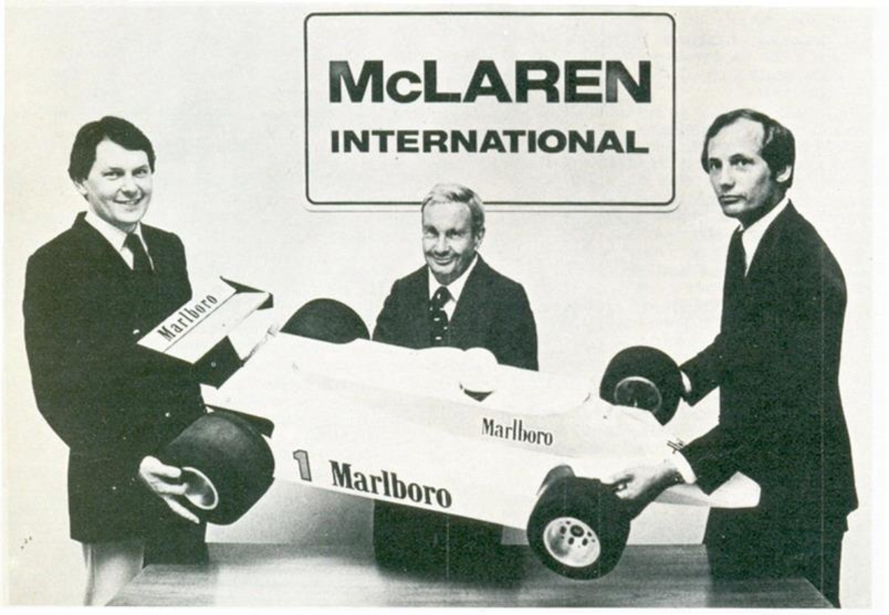 John Barnard, Teddy Mayer e Ron Dennis na apresentação da criação da McLaren International em 1980