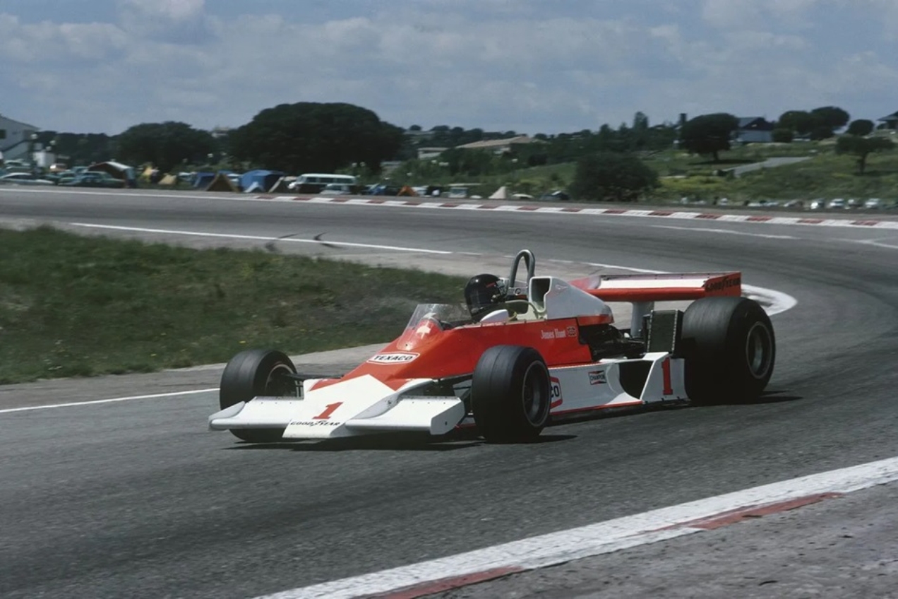 James Hunt com o M26 no GP´da Espanha de 1977