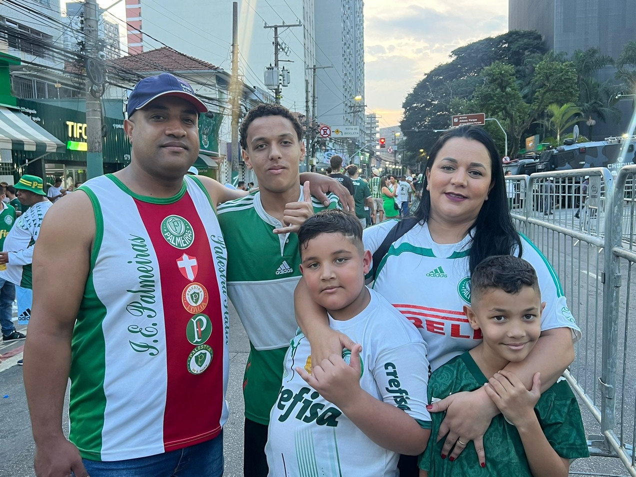 Jefferson Pereira Ferreira, junto da esposa Keyla Ferreira e os tr&ecirc;s filhos do casal