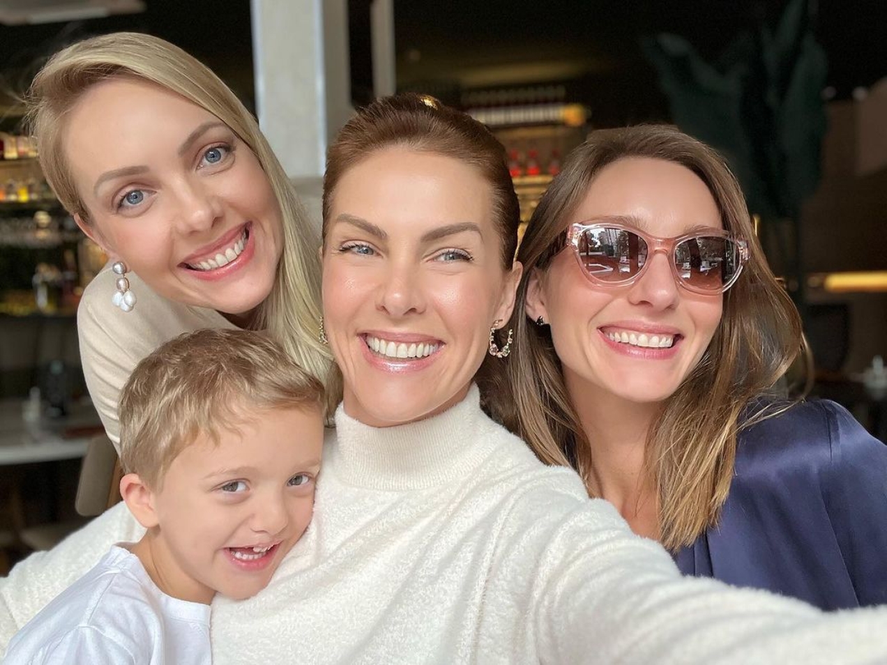 Ana Hickmann com as irmãs Fernanda e Isabel, e o sobrinho e afilhado Francisco