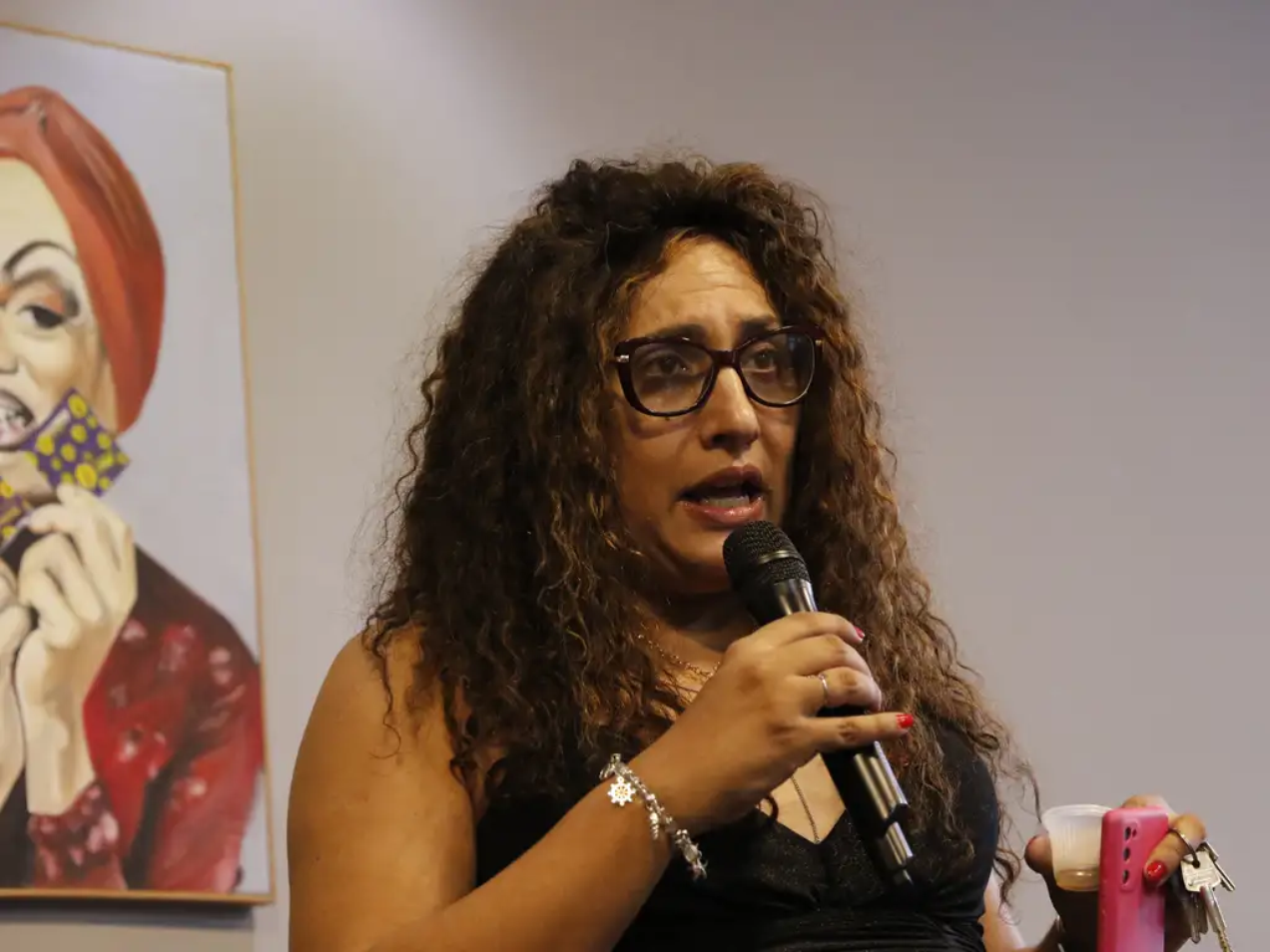 Maria Eduarda Aguiar, na sede do Grupo Pela Vidda, que oferece apoio terapêutico e jurídico a pessoas em vulnerabilidade