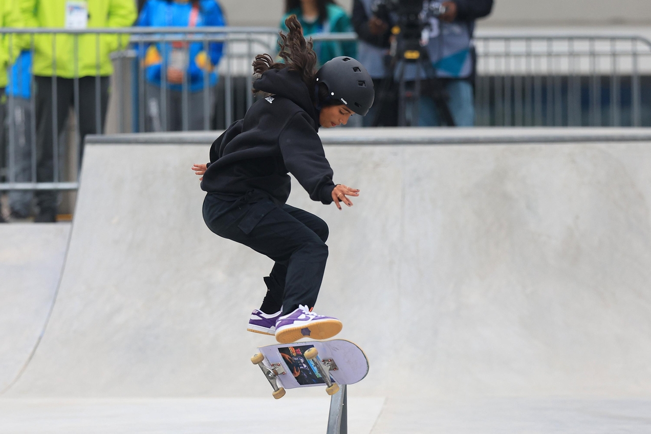 Rayssa Leal competindo na final do street skate feminino no primeiro dia dos Jogos Pan-Americanos de Santiago 2023