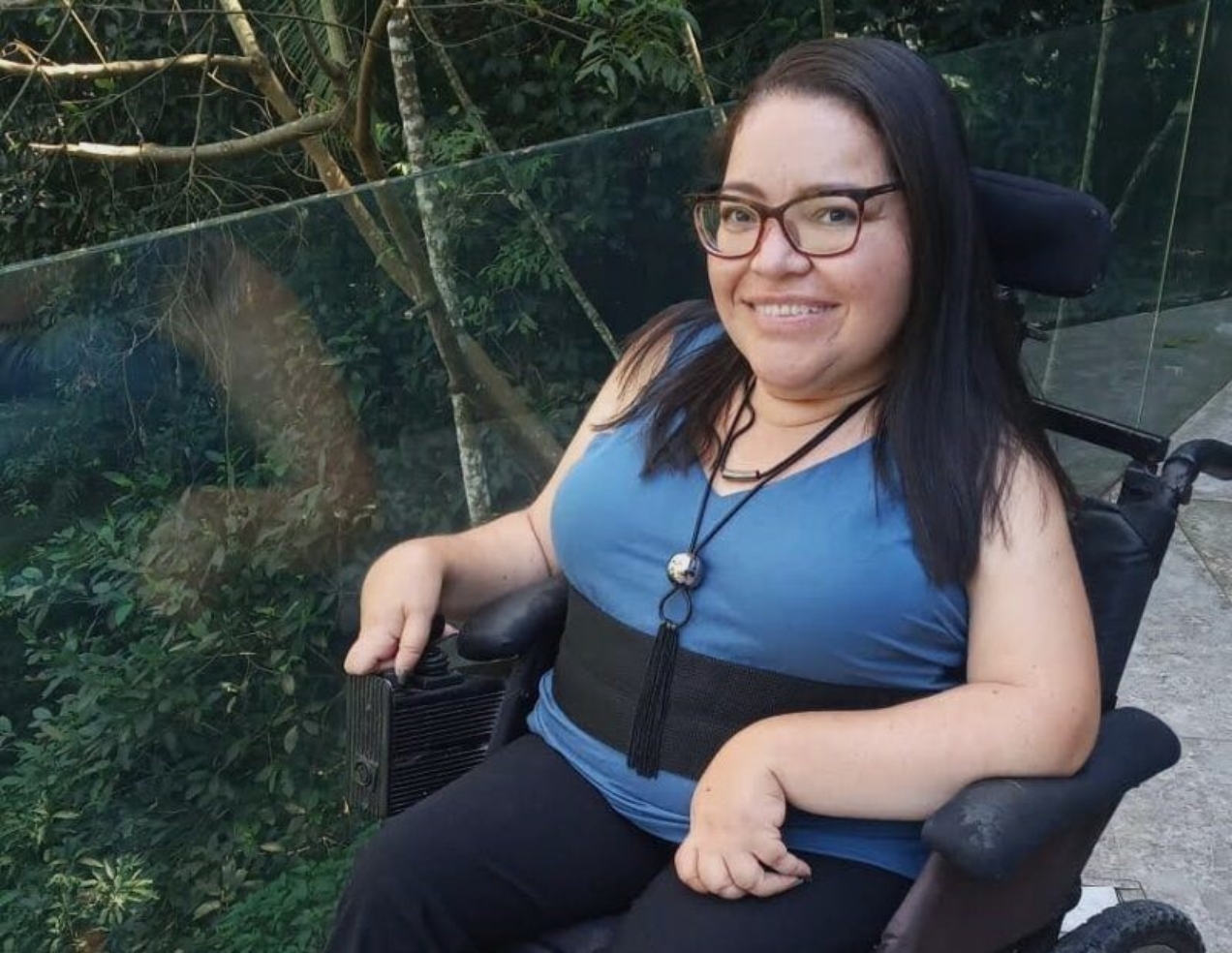 Patrícia é uma mulher com deficiência que há seis anos e compartilha vivências na página Janela da Patty