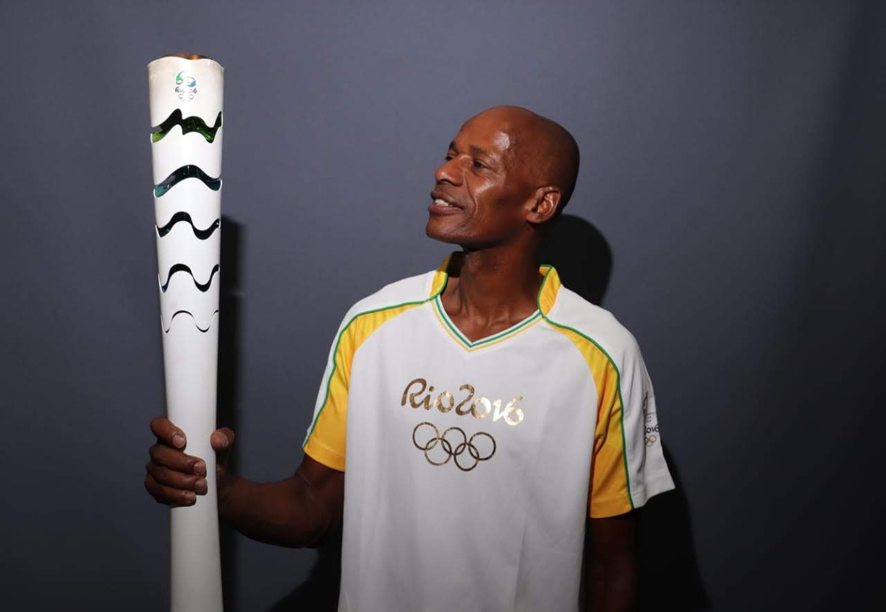 Jorge segura a tocha olímpica; ele foi um dos condutores nos jogos do Rio em 2016