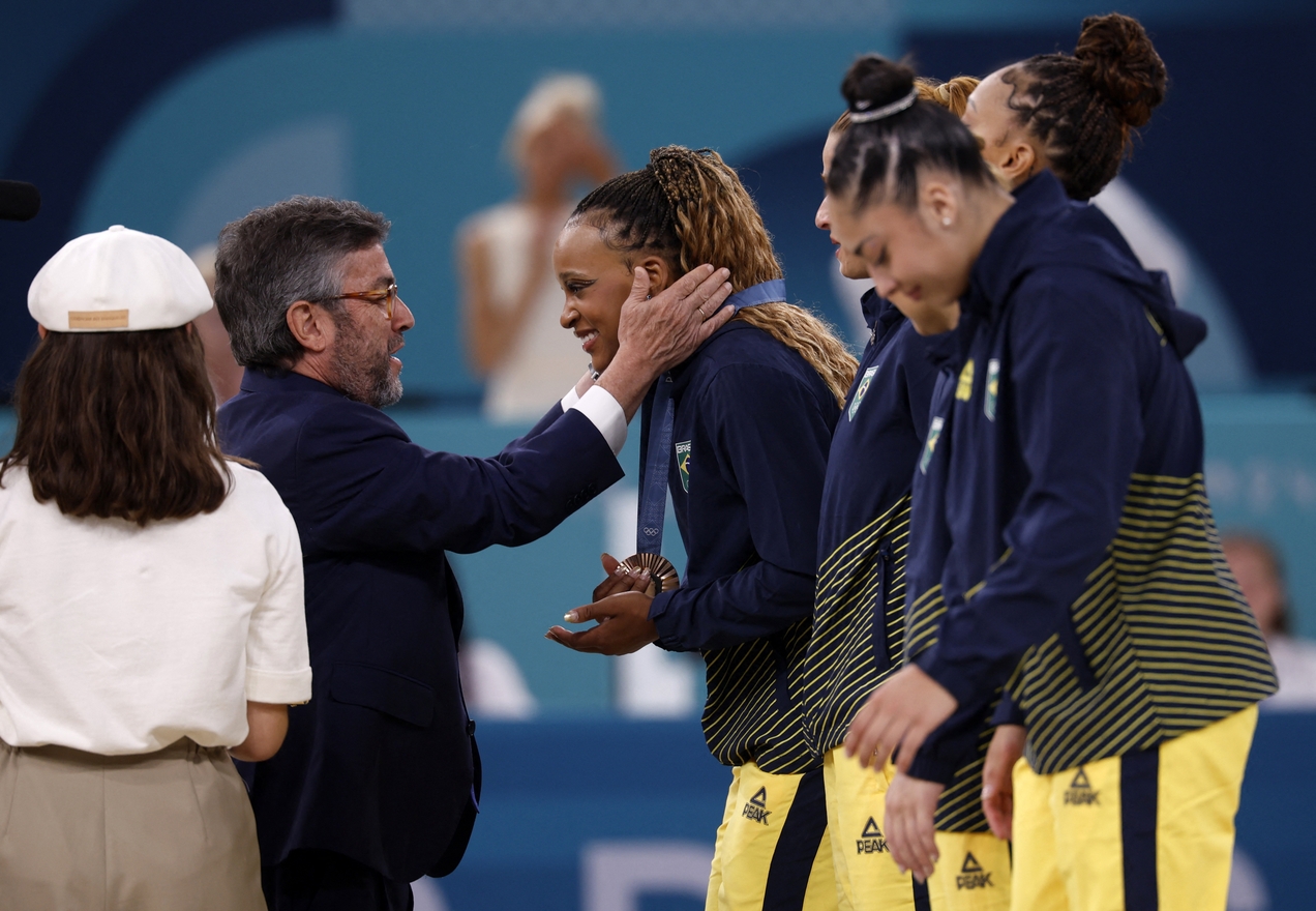 Ginastas brasileiras sobem ao pódio para receber a medalha de bronze