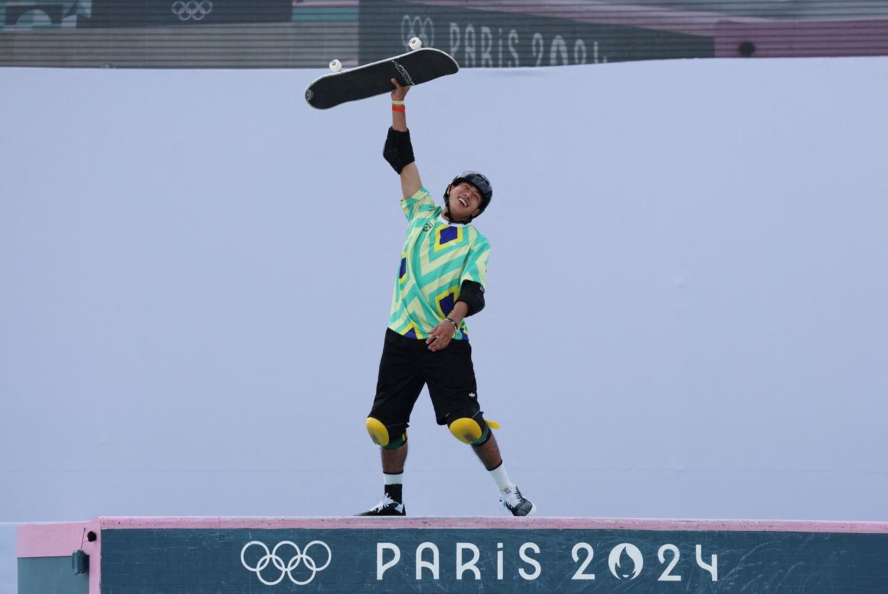 Augusto Akio celebra volta que garantiu o bronze em Paris