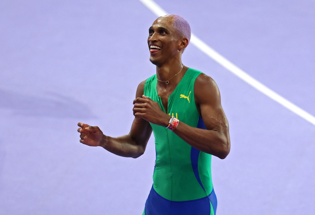 Alison dos Santos celebra bronze