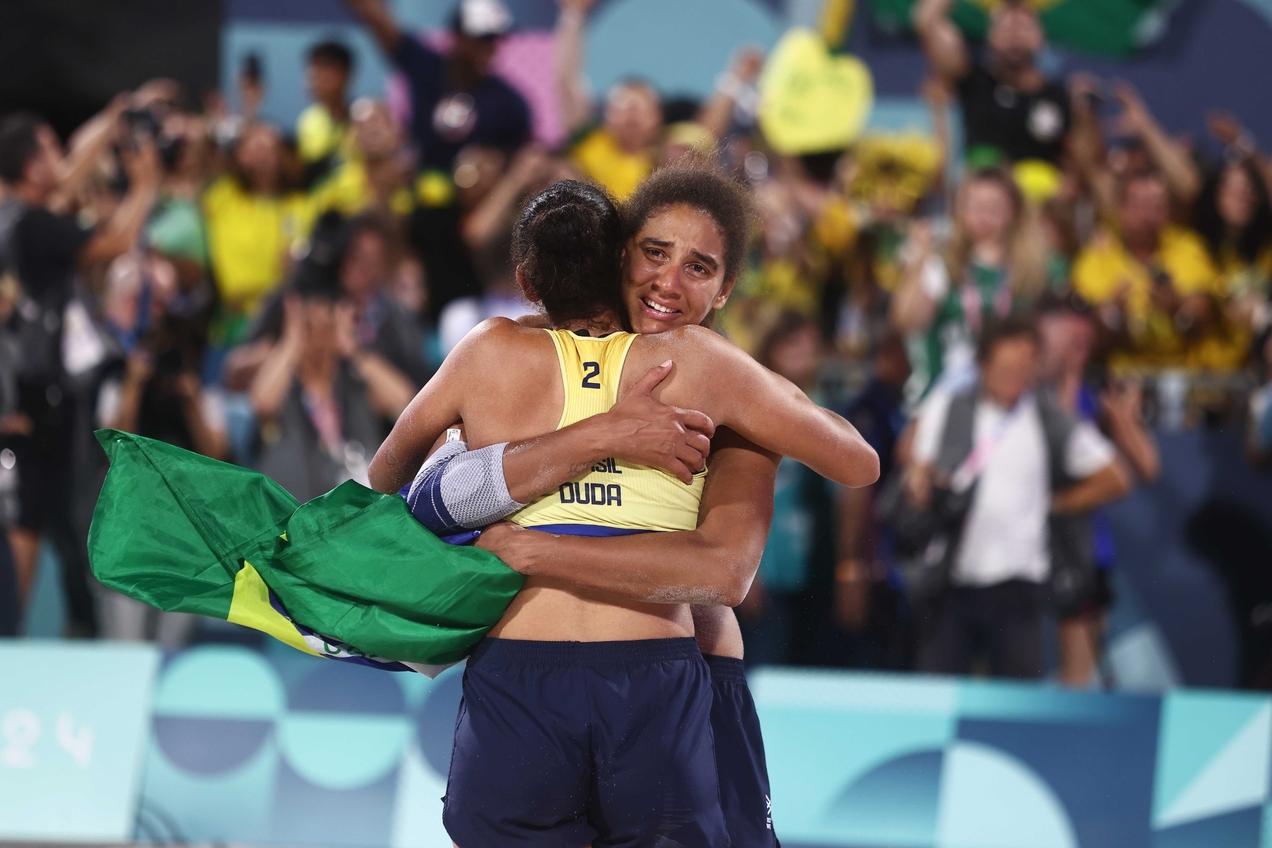 Ana Patrícia e Duda despacham canadenses e levam o ouro no vôlei de praia olímpico