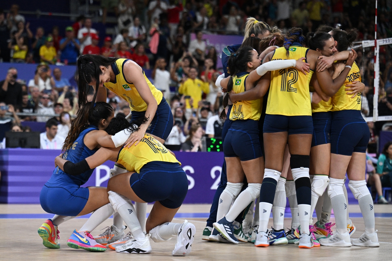 Seleção feminina de vôlei celebra vitória na disputa pelo bronze olímpico