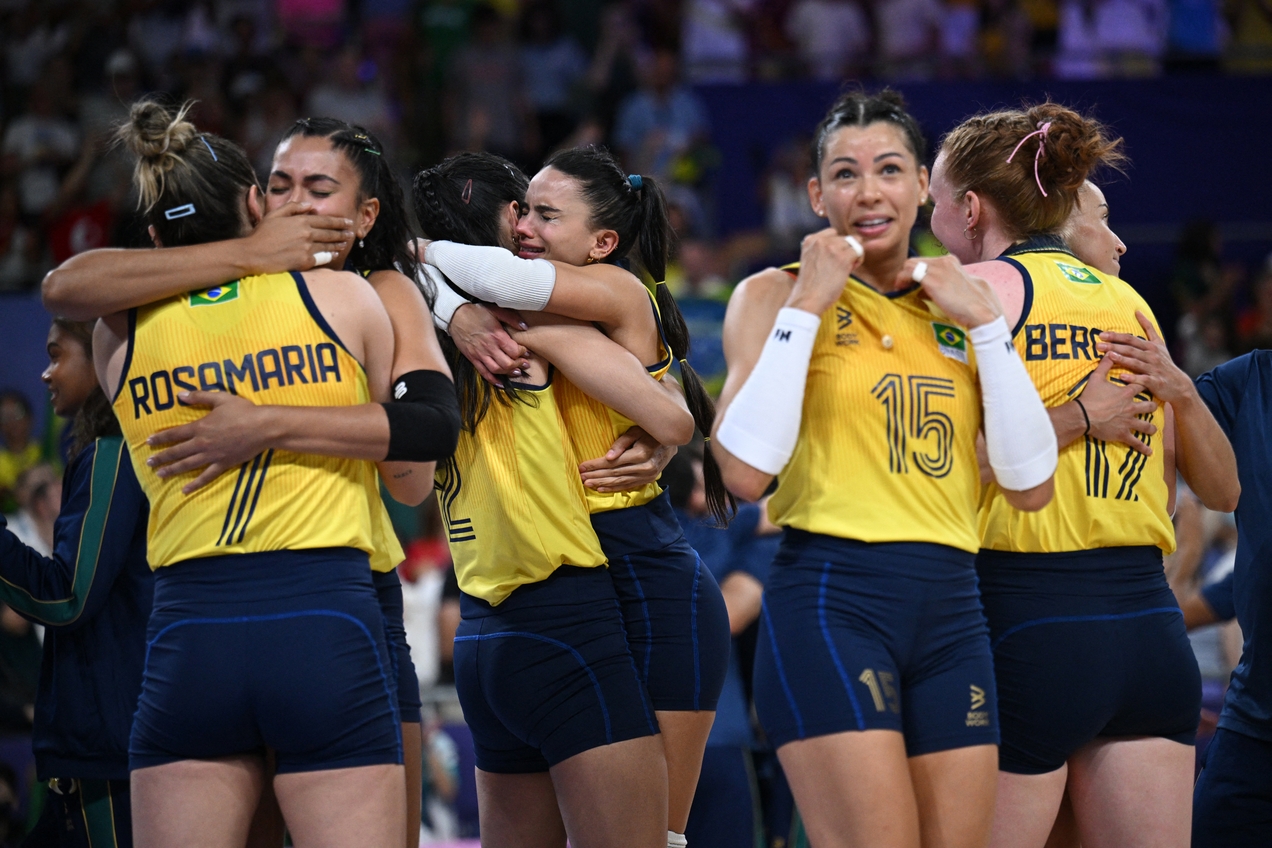 Jogadoras da seleção feminina de vôlei após a conquista do bronze nos Jogos de Paris