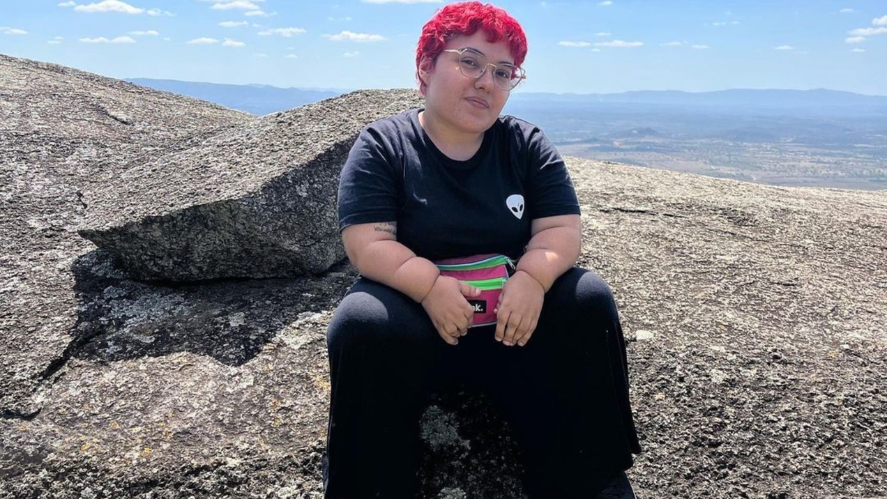 Priscila Siqueira, uma mulher bissexual com nanismo, passou por episódios de violência na infância e na fase adulta