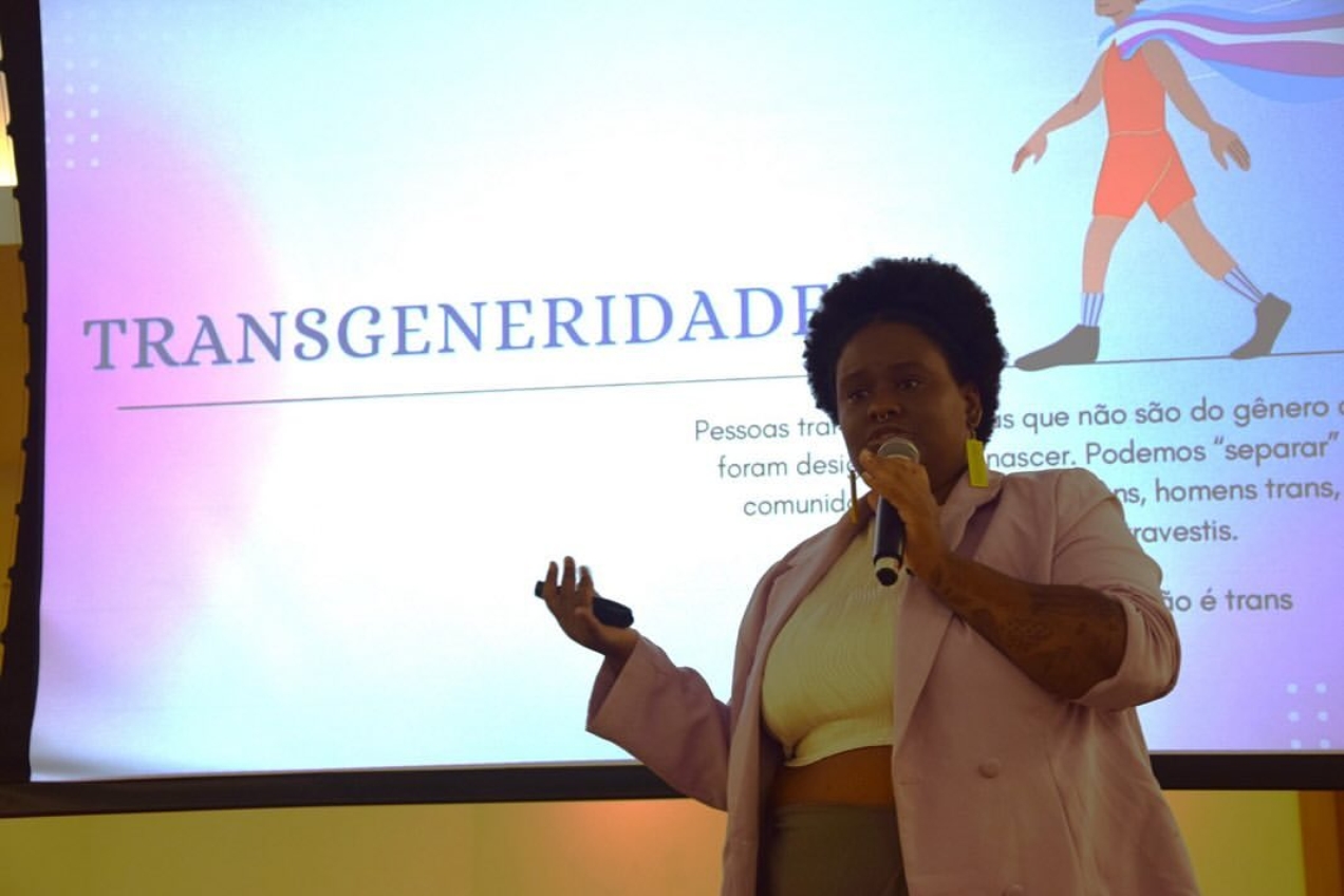Nick Nagari, uma pessoa trans não-binária e bissexual, encontrou pessoas bissexuais que estavam se descobrindo no coletivo Bi-Sides